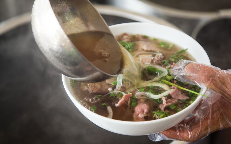 Chuẩn bị nước dùng nấu phở