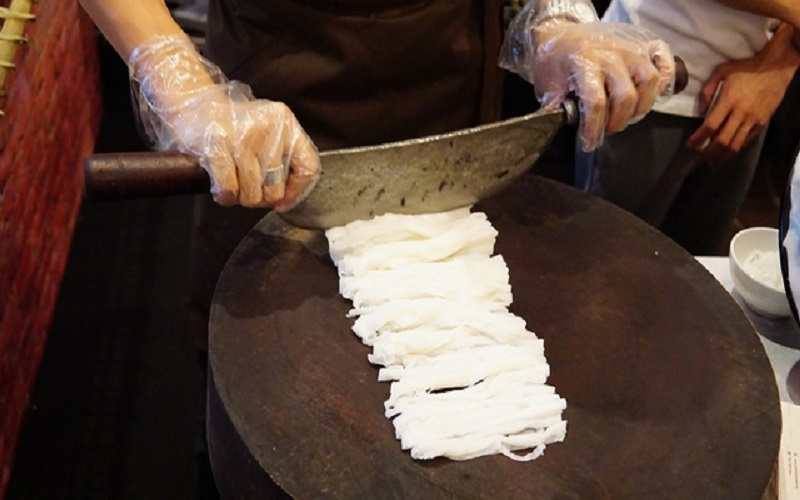 Bánh phở tươi thái tay thủ công