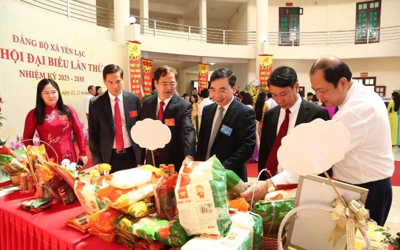 Lãnh đạo xã Yên Lạc tham quan gian hàng sản phẩm OCOP của Nadisa tại Hội chợ Yên Lạc 2025