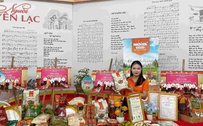 Nhân viên Nadisa và các sản phẩm tại hội chợ xã Yên Lạc