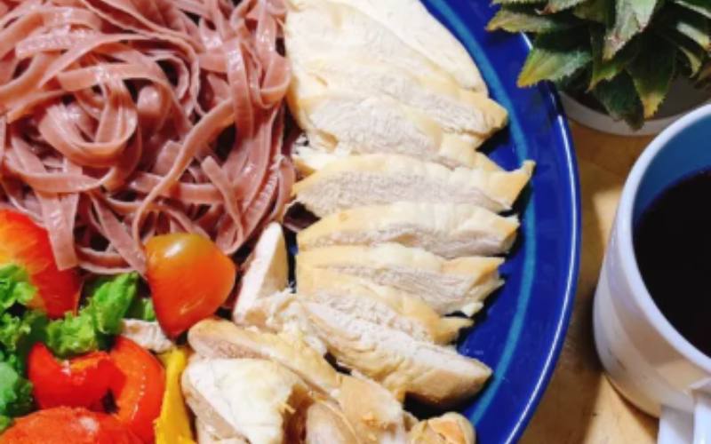 Bát phở gạo lứt kèm rau xanh