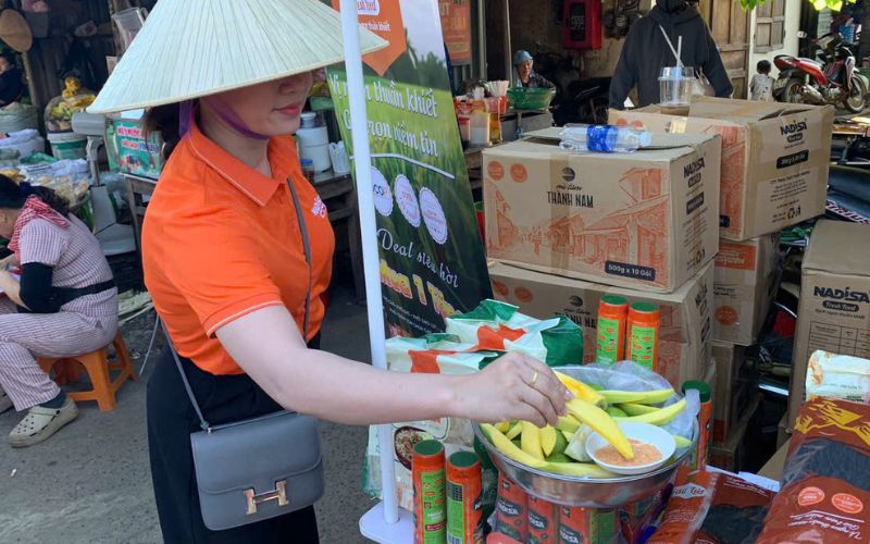 Trưn bày sản phẩm tại chợ truyền thống, mời khách hàng trải nghiệm miễn phí.