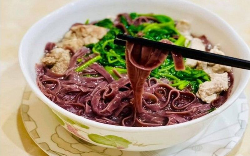 Tô phở gạo lứt bày trên bàn ăn sáng
