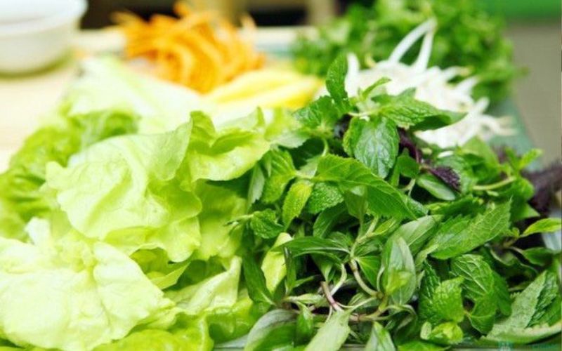 Rau thơm, xà lách và rau sống ăn kèm phở bò tươi ngon.