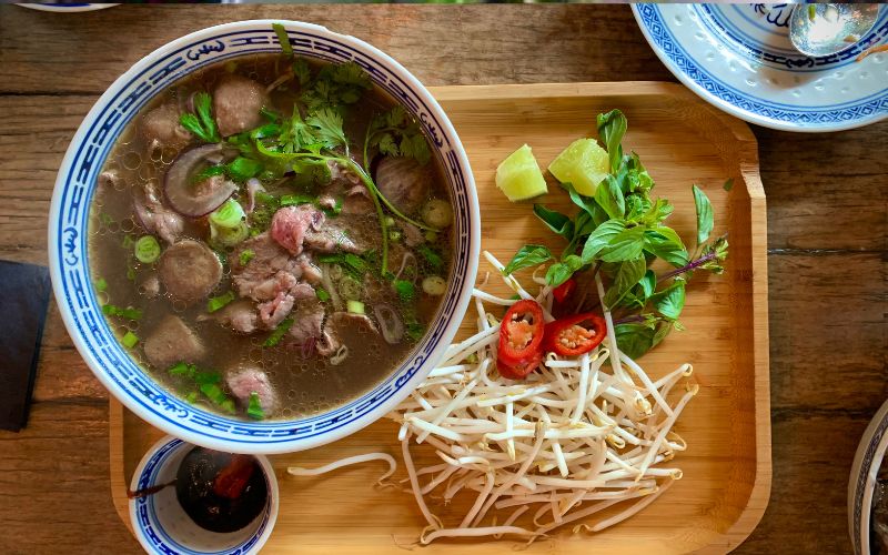 Phở bò – món ăn truyền thống Việt Nam với hương vị đậm đà, thơm ngon khó cưỡng.