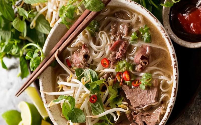 Phở bò – món ăn truyền thống Việt Nam với hương vị đậm đà, thơm ngon khó cưỡng.