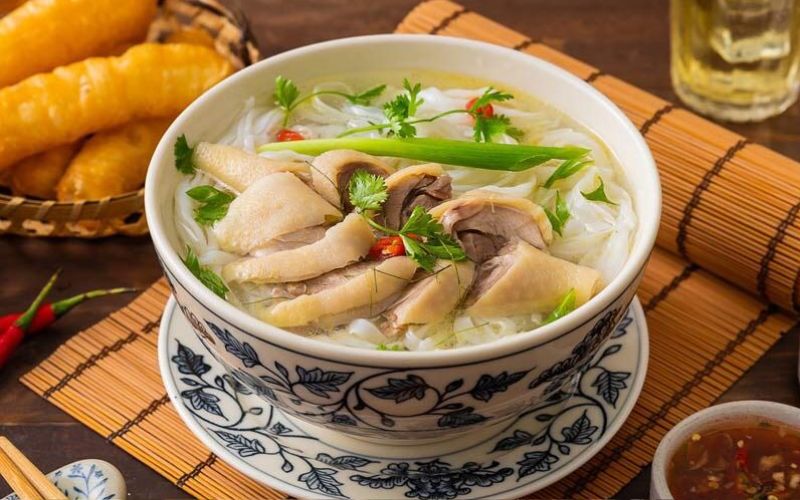 Bát phở gà nóng hổi với thịt gà mềm, nước dùng trong thanh ngọt