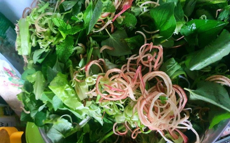 Đĩa rau sống, rau thơm tươi xanh – thành phần không thể thiếu khi thưởng thức phở gà.