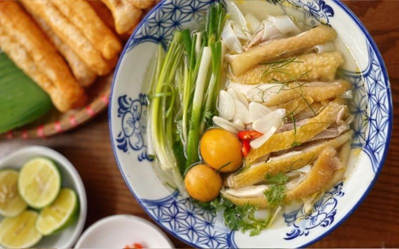 Phở gà nóng hổi, thơm ngon, đầy đủ topping cho bữa ăn trọn vị.