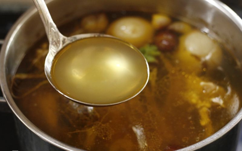 Ninh gà cùng hành, gừng và thảo mộc giúp nước dùng phở gà thanh ngọt, thơm ngon chuẩn vị